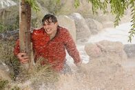 Two and a Half Men – Kämpfen um ihr Leben: Alan (Jon Cryer, r.) und Walden (Ashton Kutcher, l.) ...