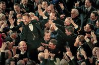 Charité – Robert Koch (Justus von Dohnányi) wird auf dem Ärztekongress gefeiert.