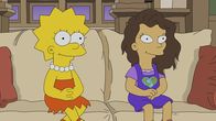 Die Simpsons – "Die Simpsons", "Das Mädchen im Bus." Während um Lisa herum wieder einmal alles im Chaos versinkt, fällt ihr Blick auf eine Oase stillen Glücks. Vom Schulbus aus beobachtet Lisa ein gleichaltriges Mädchen, das auf der Veranda Klarinette spielt. Wie sich herausstellt, ist Sam nicht nur musikalisch. Ihre ganze Familie entpuppt sich als sehr kultiviert! Lisa wähnt sich im siebenten Himmel, als sie von Sams Eltern zum Abendessen eingeladen wird. Um zu vertuschen, wie primitiv ihre eigenen Eltern sind, verstrickt sich Lisa alsbald in ein Meer aus Lügen.