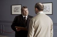 Stillleben – Der emporgekommene Aufseher Behrens (Björn Meyer, li.) weist Hausmeister Wilhelm Werner (Tim Porath, re.) an, die „entarteten“ Werke aus der Sammlung der Hamburger Kunsthalle für den Abtransport bereitzustellen.
