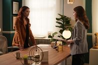 The Flash – Iris West-Allen (Candice Patton, l.); Allegra Garcia (Kayla Compton, r.)