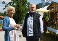 Frühling – Hilde (Angelika Thomas, l.) und Fritz (Felix von Manteuffel, r.) besuchen seit 40 Jahren immer wieder denselben Campingplatz in Frühling.
