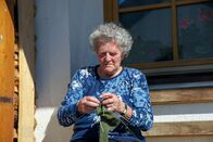 Heimatleuchten – Elenora Eberhart beim Stricken vor ihrem Haus