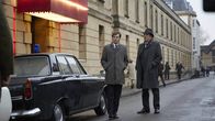 Der junge Inspektor Morse – Endeavour Morse (Shaun Evans, l.) und DI Fred Thursday (Roger Allam, r.) ermitteln in der Bar "Moonlight Room". Die gehört nun dem berüchtigten Gangster Vic Kasper.