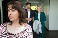 SOKO Stuttgart – Jazz-Ikone und nun trauernde Hinterbliebene – die Sängerin Cherry Weinland (Sandrine Mittelstädt, l.) hat ihren Lebensgefährten tot in der Sauna aufgefunden und steht unter Schock. Die Kriminalhauptkommissare Martina Seiffert (Astrid M. Fünderich, r.) und Jo Stoll (Peter Ketnath) sind bereits am Tatort und suchen nach möglichen Hinweisen. Wer hatte einen Grund, den Musikmanager zu ermorden?