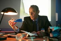 Mayday - Alarm im Cockpit – Der französische Flugzeugabsturz-Ermittler Alain Bouillard (gespielt von Mark Caven) sucht gedankenverloren nach einer Erklärung dafür, warum die Concorde in Flammen aufgegangen und abgestürzt ist.