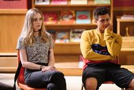 Loudermilk – Claire Wilkes (Anja Savcic, l.); Cisco (Tyler Layton-Olson, r.)