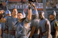 Gladiator – Maximus (Russell Crowe, vorne M.) begeistert in Rom als Gladiator die Massen, die nicht wissen, welches Schicksal diesen Mann in die Kampfarena getrieben hat, die immer nur einer der Kämpfer lebend wieder verlässt ...