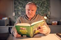 Tatort – Kommissar Thiel (Axel Prahl) will Hottes Geschichten näher auf den Grund gehen und liest das Buch, dass dieser als Stand Gold veröffentlicht hat :"Der Mann, der in den Dschungel fiel".