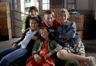 Die Pfefferkörner – . . ARD/NDR - DIE PFEFFERKÖRNER, V. Staffel, Allgemeines Motiv. Ab dem 15. März erwarten die jungen Zuschauer 13 neue Folgen der Produktion von Studio Hamburg unter Federführung des NDR. Die fünfte Staffel "Die Pfefferkörner" ist ein Neuanfang, denn mit Yeliz (Mira Lieb), Lilly (Laura Fährenz), Karol (Moritz Glaser), Laurenz (Tim Tiedemann) und seiner kleinen Schwester Marie (Nina Flynn) nimmt ein neues Kinder-Team die Ermittlungen auf, um Diebe, Umweltsünder, Betrüger, Hehler, Drogenschmuggler oder andere dubiose Zeitgenossen aufzuspüren und der Polizei zu übergeben.