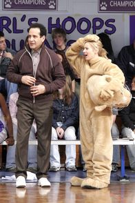 Monk – Monk (Tony Shalhoub) wird von Natalies (Traylor Howard) Tochter beauftagt, den mysteriösen Tod ihrer Sportlehrerin aufzuklären. Dafür wird er Natalies Co-Trainer und genießt bald sein neues Dasein als 'Coach Monk'. Leider hat Coach Monk nicht die leiseste Ahnung von Basketball...