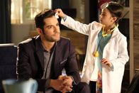 Lucifer – Während sich Trixie (Scarlett Estevez, r.) um Lucifers (Tom Ellis, l.) Verletzungen kümmert, muss Linda eine verheerende Wunde bei Charlotte versorgen, die für mehrere Menschen den Tod bedeuten könnte ...