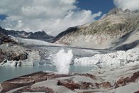 Bergfahrt - Reise zu den Riesen – Performance-Künstlerin Chiharu am Rhônegletscher