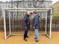 Dok 1: WARUM? – Bei Stürmerlegende Toni Polster fragt Hanno Settele (r.) nach, warum man nicht nur einen Witz, sondern auch einen Fußball „Wuchtl“ nennt.