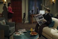 Two and a Half Men – Charlie begegnet zufällig seiner Stalkerin Rose (Melanie Lynskey, l.), die ihm vor einiger Zeit weisgemacht hat, dass sie geheiratet habe. In seiner Neugier versucht er, einen Blick auf Manfred zu erhaschen und klettert heimlich auf Rose' Terrasse. Rose erwischt ihn und stellt ihn zur Rede. Rose' Plan, Charlie eifersüchtig zu machen, scheint aufzugehen ...