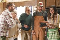 Bless This Mess – (v.l.n.r.) Matt (Ryan Hansen); MaryAnne (Christine Estabrook); Martin (Martin Mull); Mike (Dax Shepard); Rio (Lake Bell)