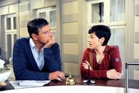 Rote Rosen – ARD ROTE ROSEN FOLGE 1650 Uhr im ERSTEN. Rainer (Christian Maria Goebel, l.) befürchtet vor Ariane (Alexandra Horn, r.), dass Merle doch mehr das kulturelle Leben liebt, als das Abenteuer.