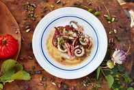 Jamie kocht Italien – Gegrillter Tintenfisch mit würziger Kapern-Salsa.