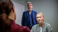 Kommissar Bäckström – Im Verhör: Kommissar Bäckström (Kjell Bergqvist) und Kollegin Carlsson (Agnes Lindström Bolmgren).