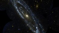 Spacetime – Dieses Bild stammt vom NASA Galaxy Evolution Explorer und ist eine Beobachtung der großen Andromeda-Galaxie, Messier 31. Die Andromeda-Galaxie ist die massereichste in der lokalen Gruppe von Galaxien, zu der auch unsere Milchstraße gehört.