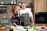 Silvia kocht – Silvia Schneider, Johann Egger („Metzgerstück mit Spitzpaprika, Dip und Polenta“ und „Veganes Schokoladenmousse mit Heidelbeeren“).