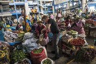 Gordon Ramsay: Kulinarische Abenteuer – Gordon Ramsay (R) unlocks hidden culinary secrets in Morocco with assistance from a local.