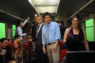 How I Met Your Mother – Hoffen, im Saufzug etwas Spaß zu finden: Ted (Josh Radnor, M.r.) und Barney (Neil Patrick Harris, M.l.) ...
