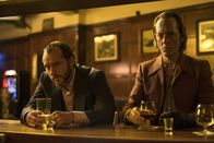 Dom Hemingway – Die Safe-Knacker Dom (Jude Law, l.) und Dickie (Richard E. Grant, r.) müssen dieses Mal etwas ganz anderes knacken, nämlich den Willen des Gangsterbosses Mr. Fontaine, der ihnen noch eine beträchtliche Summe Geld schuldet ...