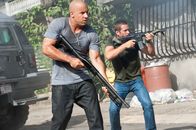 Fast & Furious Five – Der ehemalige FBI Beamte Brian O'Conner (Paul Walker, r.) und der professionelle Verbrecher Dominic Toretto (Vin Diesel, l.) kämpfen sich durch Rio De Janeiro ...