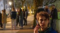 SOKO Stuttgart – Ein Stuttgarter Partyhotspot wird zum Tatort: Als der angehende Medizinstudent Marvin Kampfer (Lasse Möbus) verdächtigt wird, einen pensionierten Lehrer, der regelmäßig nachts gegen die Feiermeute patrouilliert ist, erschlagen zu haben, weißt er jegliche Schuld von sich. Was ist in der Tatnacht am Feuersee passiert?