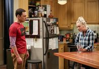 The Big Bang Theory – Als sich Sheldon (Jim Parsons, l.) darauf einlässt, mit dem Geologen Bert zusammenzuarbeiten, hat er Angst, dass dadurch sein Ansehen geschwächt wird und sucht Rat bei Penny (Kaley Cuoco, r.) ...