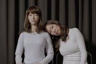 Künstliche Unsterblichkeit – Ann Shin mit Erica dem Roboter.