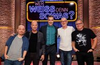 Wer weiß denn sowas? – Moderator Kai Pflaume (M.) und seine Rateteam-Kapitäne Bernhard Hoëcker (l.) und Elton (r.) begrüßen in dieser Sendung den Schauspieler Christian Berkel (2.v.l.) und den Schauspieler Peter Lohmeyer (2.v.r.).