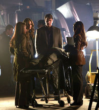 Castle – Zusammen mit Gates (Penny Johnson Jerald, l.), Castle (Nathan Fillon, 2.v.r.) und Parish (Tamala Jones, r.) setzt Beckett (Stana Katic, 2.v.l.) alles daran, den Mörder ihrer Mutter zu finden. Doch als ein Mann, der von ihr überwacht wurde, getötet wird, drohen die Dinge aus dem Ruder zu laufen ...