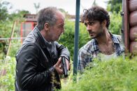 SOKO Hamburg – Oskar Schütz (Marek Erhardt, l.) und Max Nordmann (Garry Fischmann, r.) sind einer krummen Sache im Schrebergarten auf der Spur.