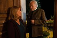 Die Bergretter – Peter Herbrechter (Michael König) braucht den Hof für ein neues Bauprojekt. Kann Emilie (Stefanie von Poser) seinem Druck standhalten?