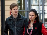 In aller Freundschaft – Caro Strehle (Sandra S. Leonhard) erklärt Jakob (Karsten Kühn), dass sie sich nicht nur mit Arne Kondmann verlobt hat, um ihm einen Teil ihrer Leber zu spenden. Sie hat sich ernsthaft in Arne verliebt und beendet die Beziehung zu Jakob.