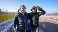 Rüstig oder rostig? Senioren am Steuer – v.li.: Hanno Settele mit ORF-Sport-Kommentator Ernst Hausleitner im Alterssimulationsanzug.