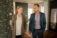 Marie Brand – Marie Brand (Mariele Millowitsch) und Jürgen Simmel (Hinnerk Schönemann) befragen den den Vater des Au-pairs, Malik Demir nach seiner Tochter.