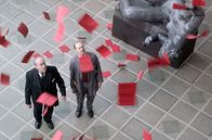 Stillleben – Nationalsozialistische Flugblätter regnen auf den Museumsdirektor der Hamburger Kunsthalle (Michael Prelle, li.) und seinen Hausmeister Wilhelm Werner (Tim Porath, re.) herab.