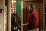 Last Man Standing – Mike (Tim Allen, l.) empfindet die Überwachungskameras in der Nachbarschaft als Eingriff in seine Privatsphäre. Doch was sagt Chuck (Jonathan Adams, r.) dazu?