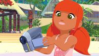 Zoom - Der weiße Delfin – Marina liebt es zu filmen. Dadurch bekommt Maeva die Idee, einen Werbefilm für ihr Strandrestaurant zu drehen, um Hochzeitsgesellschaften anzulocken. Titel des Films: Hochzeit auf Maotou.