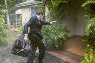 Death in Paradise – Der Engländer DI Richard Poole (Ben Miller) ist fest davon überzeugt, dass ihn kein Unwetter aus der Ruhe bringen kann. Doch der Hurrikan erweist sich als äußerst starke und gefährliche Naturgewalt.
