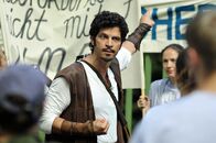 Robin Hood & ich – Wer hätte das gedacht, aber Robin Hoods (Pasquale Aleardi) Parolen sind völlig zeitlos. Auch in der Gegenwart kann er Massen mobilisieren, sich gegen ihre "Herren" aufzulehnen ...