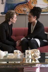 The Bold Type – Jacqueline Carlyle (Melora Hardin, l.); Kat Edison (Aisha Dee, r.)