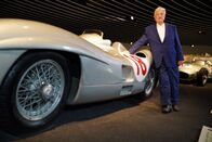 AVUS - Rennstrecke und Legende – Hans Herrmann - der ehemalige Formel-1-Fahrer verunglückte 1959 beim Großen Preis von Deutschland auf der AVUS schwer. Der Schwabe erlitt wie durch ein Wunder nur leichte Verletzungen.