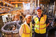 Foodhacks mit Nadiya Hussain – Nadiya zu Besuch in der Heinz-Fabrik in Wigan.