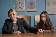 Die Kinderschwindlerin – Nina (Laura Storz, l.) erzählt Friedas (Holle Felizia Pola Kirck, r.) Klassenlehrerin eine herzerweichende, aber frei erfundene Geschichte.