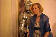 American Horror Story – Gloria (Frances Conroy) wird von ihrem eigenen Sohn erpresst und zu einer grausamen Tat gedrängt ...