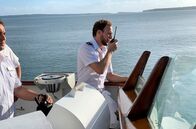Verrückt nach Meer – Vor der Ile Saint Marie darf Junior Offizier Julian das erste Mal das Ankermanöver mit der "Weißen Lady" durchführen. Weiteres Bildmaterial finden Sie unter www.br-foto.de.